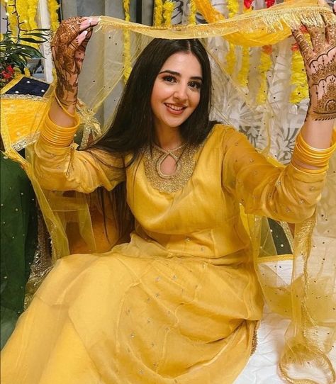 Mehndi Wedding Dress, Mehndi Dresses Bridal, Dholki Dress, Mayun Bride, Haldi Outfits, Wedding Outfits For Women, Bridal Lehenga Designs, Desi Fashion Casual, Pakistani Fancy Dresses