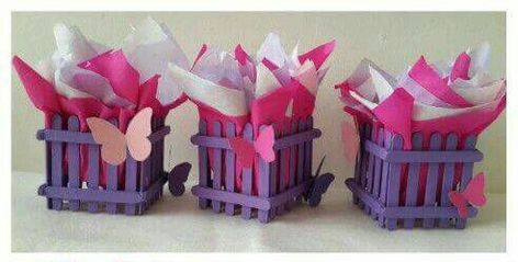 Usando palitos de madera podrás crear unas bonitas cajitas perfectas para usarse como obsequios. Puedes hacer las cajitas del tamaño que p... Saint Valentin Diy, Valentines Bricolage, Popsicle Crafts, Boyfriend Crafts, Stick Art, Butterfly Baby Shower, Butterfly Party, Popsicle Stick Crafts, Navidad Diy