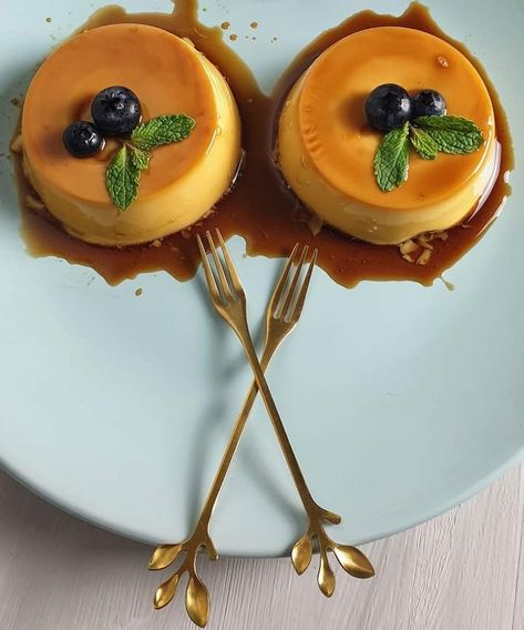 Good flan is supposed to be creamy and smooth, with a soft silky texture. The sauce should be a rich golden caramel, with no hint of a burnt flavor at all.The basic difference in between these two is that a plain custard do not have caramelized sugar as topping and is usually cooked in a saucepan while caramel custard (creme caramel) or flan is a variation of custard with caramelized sugar as a coating and is usually cooked in a oven in a water bath Wedding Flan, Caramel Decoration, Pudding Caramel, Flan Dessert, Caramel Custard, Caramel Flan, Custard Desserts, Catering Ideas Food, Custard Cake