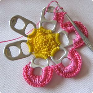 How to crochet with pop can tops. You can make Christmas tree ornaments, a broach, wall hangings. Pop Tab Crafts, Pop Tabs, Confection Au Crochet, Pop Cans, Yarn Projects, Crochet Techniques, Yarn Crafts, Crocheted Item, Crochet Crafts