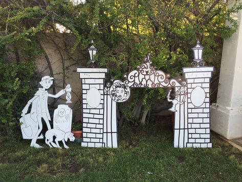 Haunted Mansion Hallway, Haunted Mansion Door Decoration, Haunted Mansion Party Ideas, Haunted Mansion Outdoor Decorations, Haunted Mansion Decorations, Haunted Mansion Trunk Or Treat, Disney Haunted Mansion Yard Decorations, Haunted Mansion Themed Bathroom, Haunted Mansion Halloween Decor