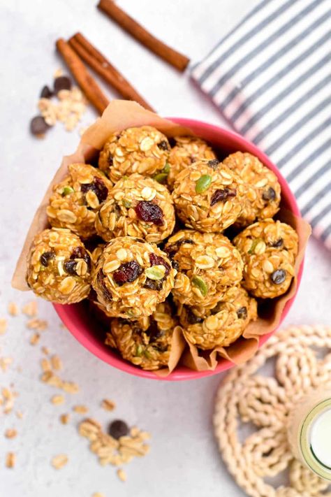 These Nut-Free Energy Balls are easy, healthy, and quick snacks to fix your sweet cravings and bring fiber and proteins to your day. Jack Snacks, Peanut Butter Oatmeal Balls, Nut Free Snacks, Oat Recipes Healthy, Plant Based Snacks, Healthy Nuts, Plant Kitchen, Quick Energy, Dried Bananas