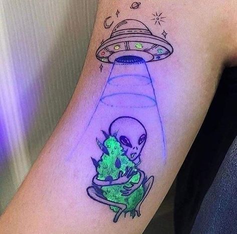 Living Tattoo, Ufo Tattoo, Uv Tattoo, Funky Tattoos, Mushroom Tattoos, Clever Tattoos, Alien Tattoo, Tatuaje A Color, Tattoo Trends