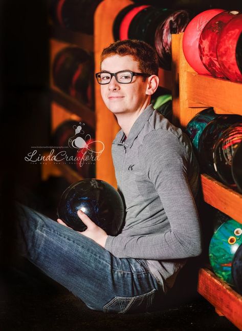 Bowling Alley Senior Photos, Senior Bowling Picture Ideas, Bowling Senior Pictures Guys, Bowling Picture Ideas, Bowling Poses, Bowling Senior Pictures, Bowling Alley Photoshoot, Bowling Photoshoot, Plane Photoshoot