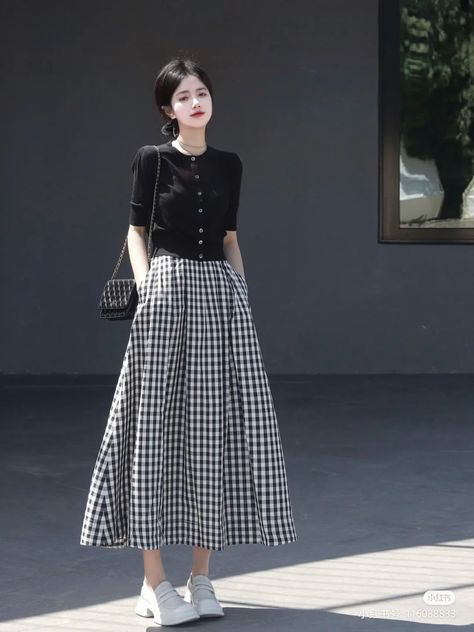 Modest Alternative Fashion, Diy Kurti, Smart Casual Fashion Women, Japanese Clothing Style, Ireland Style, Ladylike Outfits, Black Top Outfit, Outfit Ideas For Office, Modest Girly Outfits