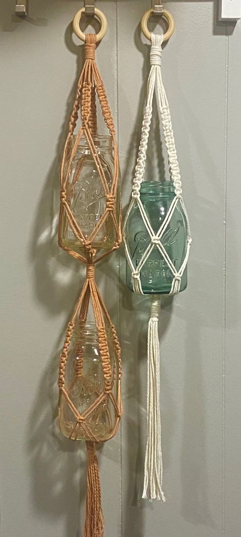 Macrame Jar Holder Diy, Boho Mason Jars Diy, Macrame Bottle Plant Hanger, Macrame Jar Hanger Diy, Macrame Mason Jar Hanger Diy, Macrame Vase Hanger, Mason Jar Macrame, Macrame Glass Jar, Macrame Jar Hanger