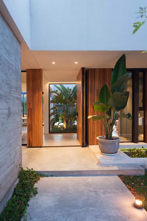 Idea 1189762: Casa Tana by Estudio PKa. Ignacio Pessagno & Lilian Kandus in Buenos Aires, Argentina Front Entrance Decor, Plan Villa, Casa Country, Villa Plan, Entrance Decor, Bath Products, Villa Design, Facade House, House Entrance