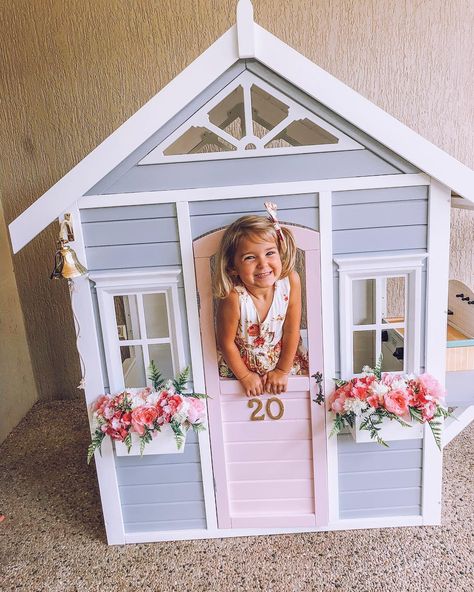 Whitsundays • Le Sorelle on Instagram: “My girls were spoilt this year with a gorgeous little cubby house! 💖 A Kmart cubby with a few little additions thanks to Daddy. I think…” Pastel Cubby House, Cubby House Colours Scheme, Bunnings Cubby House, Cubby House Hack, Cubby House Interior, Playhouse Redo, Kmart Cubby House, Diy Cubby, Kmart Cubby