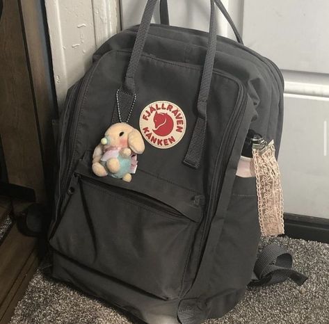 Fjallraven Kanken Aesthetic, Kanken Backpack Aesthetic, School Backpacks Aesthetic, Kikay Kit, Kanken Aesthetic, Mochila Jansport, Adventure Time Girls, Fjällräven Kånken, School Bag Essentials