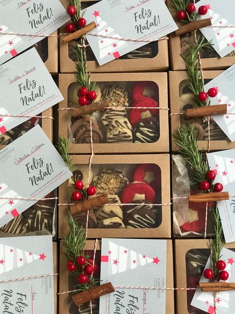 Holiday Baking Packaging Ideas, Christmas Food Gifts Packaging, Cute Cookie Gift Packaging Ideas, Christmas Cookie Favors, Christmas Cookies Wrapping Ideas, Cookies As Gifts Packaging Ideas, Wrapping Christmas Cookies, Christmas Bakery Box Ideas, Christmas Cookies Packaging Diy