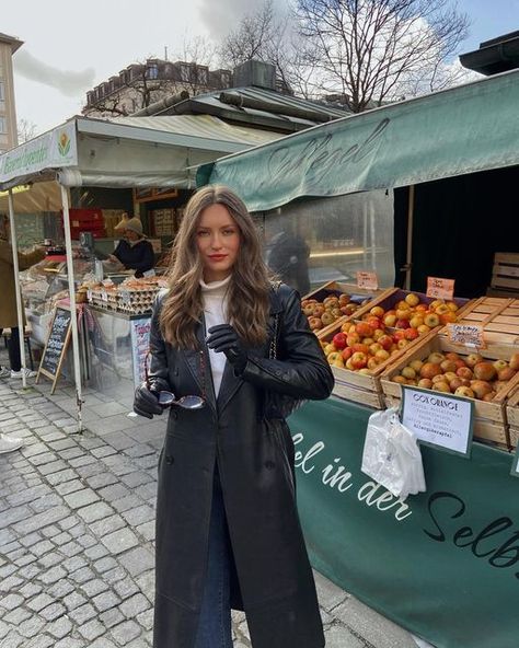 Livia Auer, Worship Women, Paris Winter Fashion, Effortless Chic Outfits, Sister Photos, Out Of Love, Leder Outfits, Old Money Style, Poses For Photos