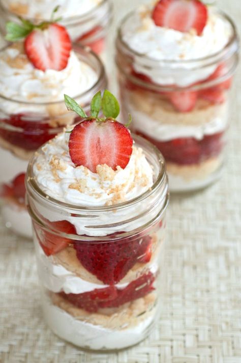 Mason Jar Strawberry Shortcake. Pastry Branding, Dessert Trifle, Oui Jars, Easter Picnic, Jar Desserts, Mason Jar Desserts, Strawberry Shortcakes, Jar Food, Mehndi Party