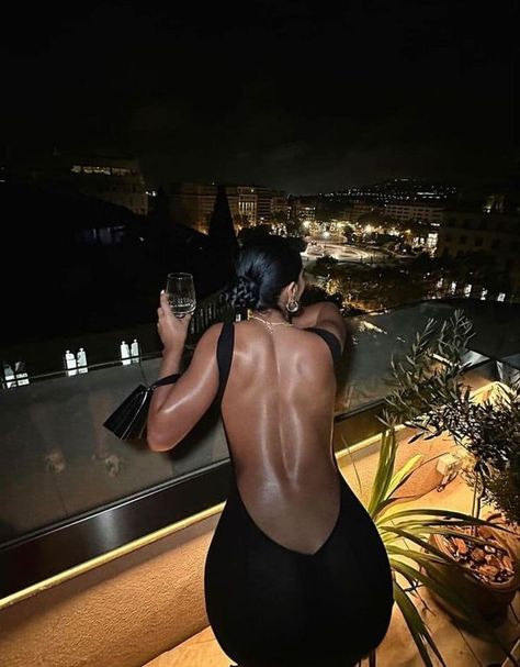 Muscular Back Women, Muscular Back, Fire And Desire, Barbara Mori, Black Backless Dress, Backless Prom Dresses, Dress Aesthetic, Backless Wedding Dress, Kendall Jenner Style