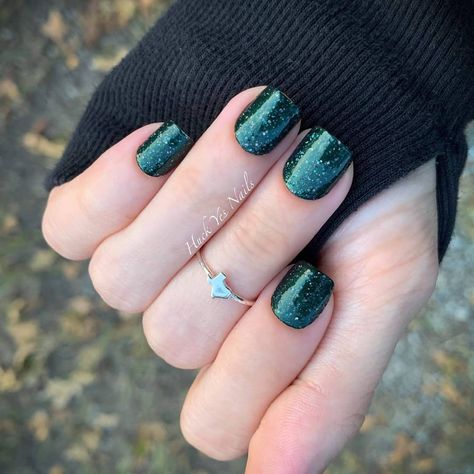 Scot Topic Color Street, Color Street Christmas, Fall Color Street, Champagne Nails, Nail Color Combos, Mixed Mani, Long Square Nails, Dark Green Nails, Manicure Inspiration