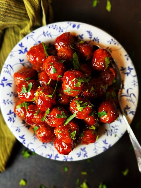 Pepper Jelly Meatballs, Pepper Jelly Appetizer, Cherry Appetizers, Spicy Meatballs Recipe, Favorite Party Appetizers, Jelly Meatballs, Red Pepper Jelly, Spicy Meatballs, Cocktail Meatballs