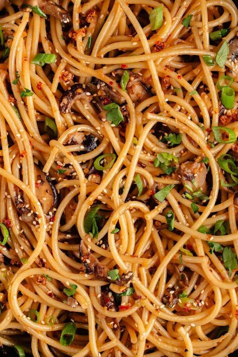 These Spicy Chili Crisp Garlic Noodles are a delicious fusion between Chinese and Italian that's complex in flavor and complete with a fiery kick. Boldly spiced chili crisp and sweet and savory hoisin sauce combined with garlic butter and al dente pasta - a flavor fusion you didn't know you needed! #chilicrisp #chilicrispasta #spicypasta #spicygarlicbutterpasta #fusion #vegan Chili Garlic Crisp Recipes, Spicy Chili Crisp, Garlic Butter Pasta, Chili Pasta, Chili Crisp, Spicy Pasta, Butter Pasta, Garlic Noodles, Fun Baking