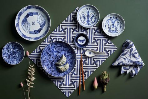 10 Handpicked Items You'll Want In Your Home This Chinese New Year Asian Dining Table, Ong Shunmugam, Chinese Style Interior, Chinese Dinner, Chinese Table, Chinese Pattern, Decor Shopping, Dinner Table Setting, Patterned Plates