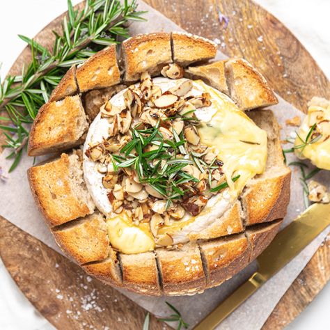 Almond Baked Brie, Baked Brie Recipes, Easy Starters, Brie Recipes, Tapas Recipes, Honey Almonds, Baked Brie, Party Platters, Cheese Lover