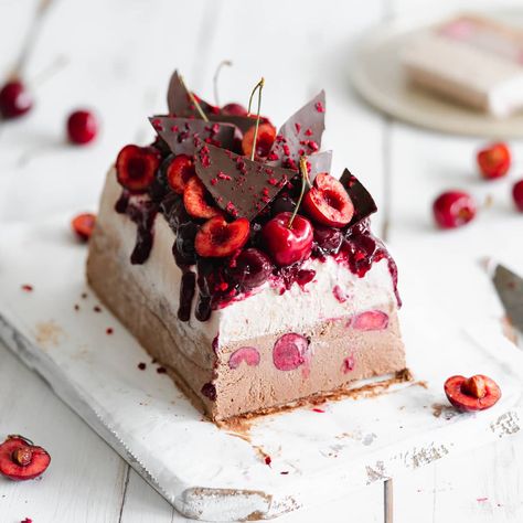 Black Forest Ice Cream Cake Cherry Ice Cream Cake, Black Forest Ice Cream, Vegan Black Forest, Vegan Ice Cream Cake, Cherry And Chocolate, Christmas Ice Cream, Chocolate Banana Smoothie, Vegan Ice Cream Recipe, Cherry Ice Cream