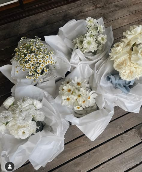 Minimalist White Bridesmaid Bouquet, Fever Few Bouquet, Petite Wedding Bouquet, Small White Bouquet, Minimal Bouquet, Paros Wedding, Elopement Flowers, Bouquet Aesthetic, Mini Boutique