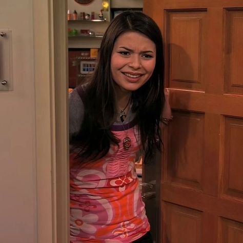 Icarly Carly, Carly Shay, Throwback Outfits, Miranda Cosgrove, Curvy Shorts, Teenage Girl Outfit, Icarly, So Beautiful, Style Icons