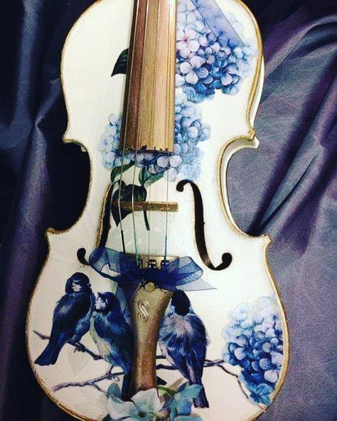 #music ★❤★ Trending • Fashion • DIY • Food • Decor • Lifestyle • Beauty • Health • Travel • Pinspiration ✨ @Concierge101.com http://www.Concierge101.com Violin Mandala Art, Violin With Flowers, Painted Violin Case, Violin Fairytale, Cool Violins, Weaponized Violin, Violin Art, Violin Design, Art Musical