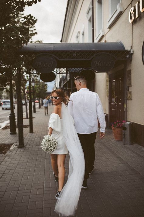 La Courthouse Wedding, Civil Wedding Pictures, Fun Elopement Photos, City Hall Wedding Dress Civil Ceremony, Courthouse Wedding Dress Civil Ceremony, Prewedding Outfit Ideas, Elopement Outfit, Elopement Pictures, Courthouse Wedding Photos