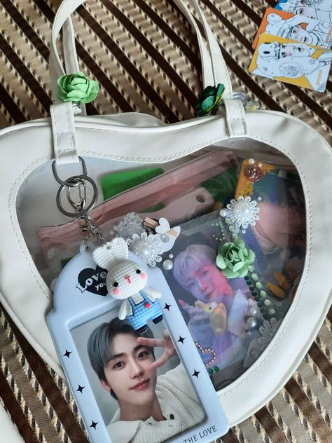 Kpop Fan Outfit Ideas, Kpop Concert Bag Ideas, Kpop Clear Bag, Nct Dream Concert Aesthetic, Concert Bag Kpop, Nct Concert Aesthetic, Nctzen Aesthetic Concert, Nct Dream Concert Outfit Ideas, Concert Bag Essentials