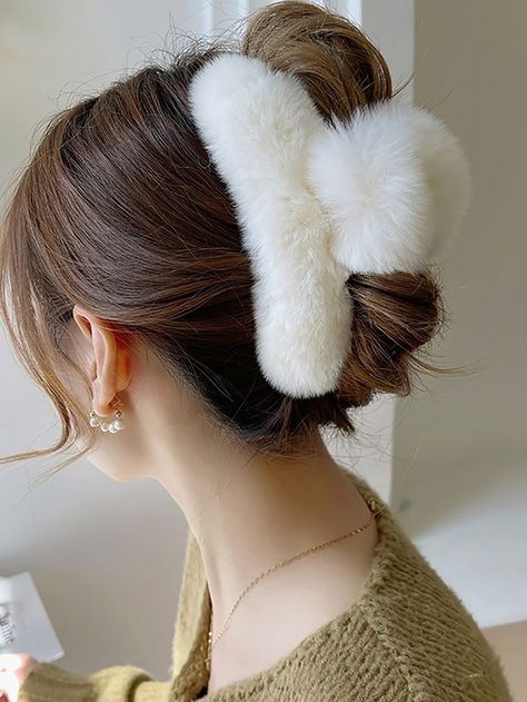 Winter Accessories Jewelry, Cute Hair Claw, White Hair Clip, Cheap Hair Accessories, Hair Tie Accessories, Hair Accessories Collection, Hair Accessories Clips, Hair Claws, Fluffy Hair