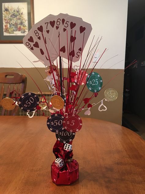 Deck Of Cards Decorations, Casino Theme Party Decorations Diy Las Vegas Game Night, Casino Theme Centerpieces, Casino Themed Centerpieces, 40th Birthday Balloons, Casino Birthday Party, Casino Theme Party Decorations, Casino Wedding, Casino Birthday