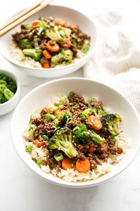 Korean Ground Beef Stir Fry - easy Ground Beef Stir Fry recipe for a quick and yummy dinner! Ground lean beef, broccoli, carrots, garlic tossed in a bold-flavored zesty, savory and sweet Korean inspired sauce. Ground Beef Stir Fry, Korean Ground Beef, Ground Beef And Broccoli, Teriyaki Stir Fry, Teriyaki Recipe, Easy Ground Beef, Beef Bowls, Beef Stir Fry, Lean Beef