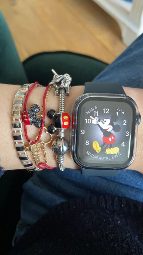 Apple Watch Aesthetic, Homemade Phone Cases, Cute Apple Watch Bands, Pandora Accessories, Apple Watch Fashion, Apple Watch Bracelets, Army Girlfriend Pictures, Pandora Disney, Basket Vintage