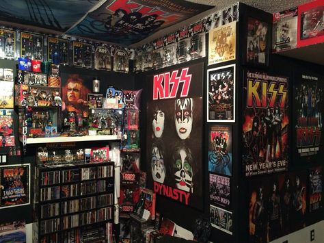 Metal Head Bedroom Aesthetic, Black Metal Room Aesthetic, Heavy Metal Room Decor, Metal Head Room Aesthetic, Metal Head Room Ideas, 80s Metal Room, Metal Room Ideas, Grunge Rock Room, Rockstar Room Ideas