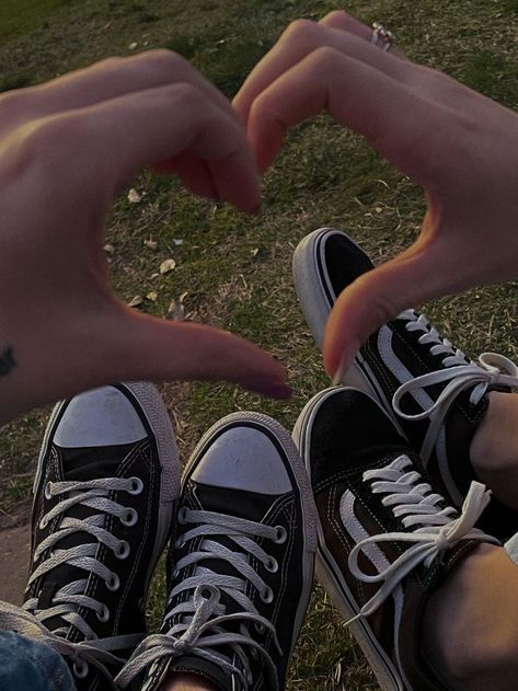 Marauders Widget, Matching Converse, Vans Aesthetic, Converse Aesthetic, Aesthetic Grunge Outfit, Girlfriend Goals, Foto Ideas Instagram, Night Aesthetic, Aesthetic Grunge