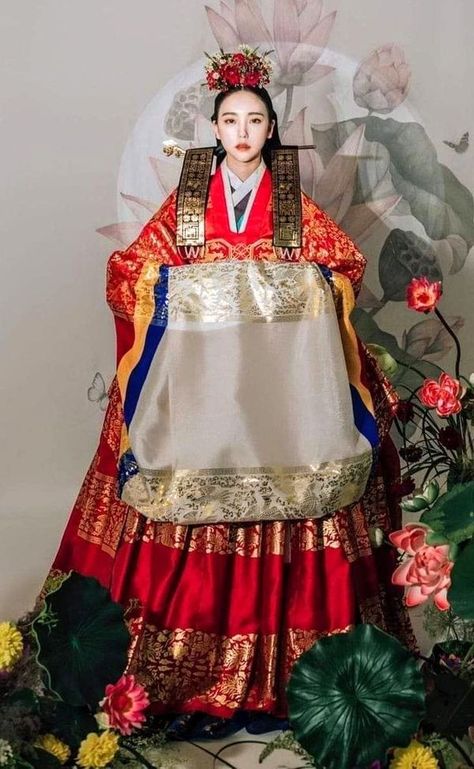 Korean Wedding Traditions, Asian Prom Dress, Wedding Hanbok, Korean Traditional Clothing, Korean Fits, Korean Traditional Dress, Fotografi Vintage, Korean Hanbok, Korean Wedding