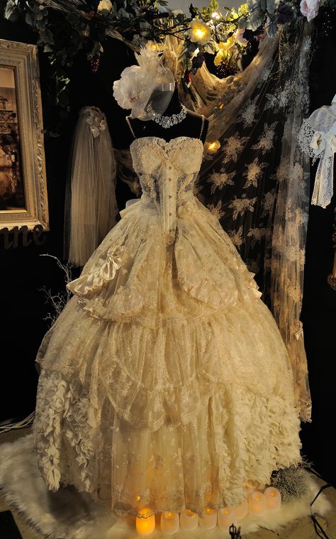 Vintage lace wedding dress by Valienne. Tokyo, Japan 「Valienne」さんのビンテージウェディングドレス。 Rococo Wedding, Steampunk Wedding Dress, Vintage Lace Wedding Dress, Punk Wedding, Pirate Wedding, Mode Steampunk, Gothic Wedding Dress, Fantasy Style, Steampunk Wedding