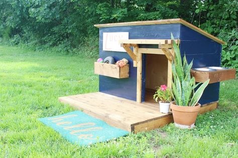 How to build a DIY Doghouse with deck, toy box, and food bowl. Keep your pup happy in his very own doghouse! Free building plans by Jen Woodhouse. Pallet Dog House, Build A Dog House, Dog Tent, Puppy Obedience Training, Dog House Plans, Positive Dog Training, Easiest Dogs To Train, Dog House Diy, Backyard Sheds