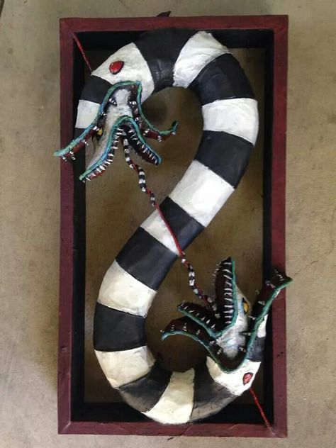 Beetle Juice Snake, Tim Burton Decor, Beetlejuice Snake, Horror Crafts, Tim Burton Beetlejuice, Beetlejuice Sandworm, Beetlejuice Halloween, Tim Burton Art, Creation Art