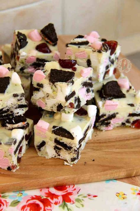 Rocky Road Recipe, Janes Patisserie, Tray Bake Recipes, Oreo Recipes, Chocolate Oreos, Oreo Dessert, Rocky Road, Fudge Recipes, Puddings