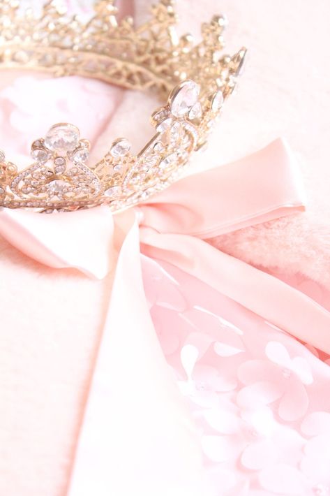 Crown Background, Birthday At Home, Pastel Pink Icons:), Crown Aesthetic, Baby Pink Aesthetic, 22nd Birthday, Princess Inspired, Gold Aesthetic, Pastel Pink Aesthetic