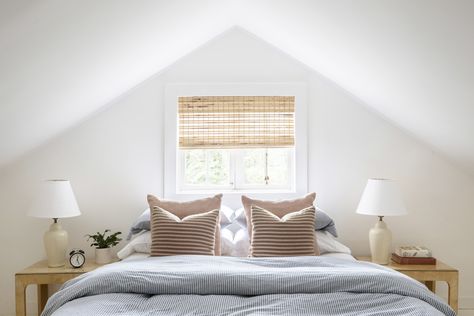 If you're on the hunt for a new comforter, make sure to do some research before making a purchase. Not only are color and design important but so is choosing the most comfortable fabric. Mattress Bedroom Ideas, Air Mattress Bedroom Ideas, Mattress Stand, Sloping Roof, Air Mattresses, Inflatable Bed, Mattresses Reviews, Bedroom Decor Inspiration, Traditional Bed