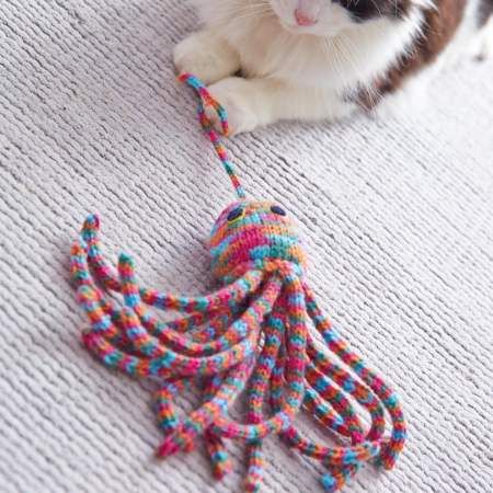 Jellyfish Cat Toy Crochet Octopus Cat Toy, Cat Toys Knitting Pattern, Cat Toy Knitting Pattern, Knitting Cat Toys, Diy Yarn Cat Toys, Free Knitted Cat Toy Patterns, Crochet Toy For Cat, Cat Toy Crochet Pattern, Knitted Cat Toys Free Pattern