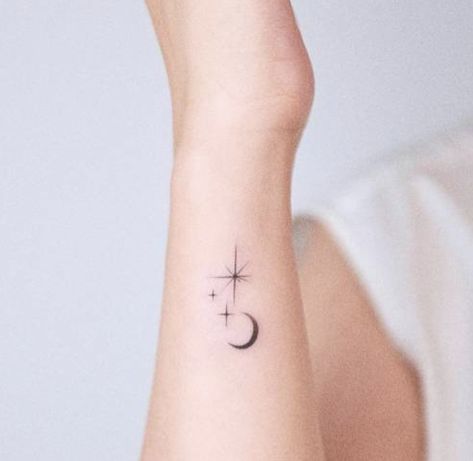 Moon And Star Couple Tattoo, Stars Wrist Tattoo, Star Tattoo On Wrist, Moon Star Tattoo, Tattoo Sonne, Tiny Wrist Tattoos, Moon Tattoos, Small Stars, Petite Tattoos