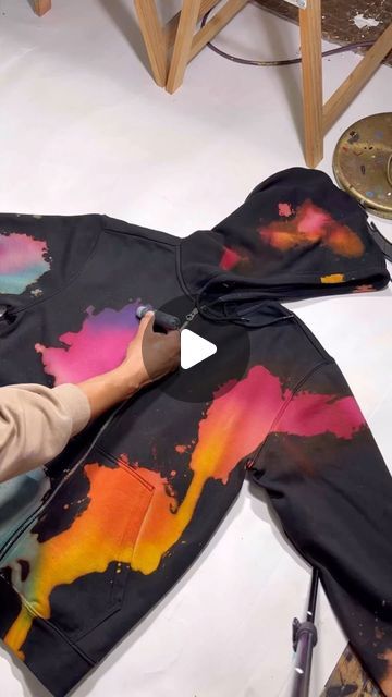 Textile Art Painting, Paint Hoodie Diy, Sweater Painting Ideas, Graffiti Textiles, Painted Hoodie, Graffiti Clothing, Fashion Hypebeast, Drawing Calligraphy, Painting Clothes