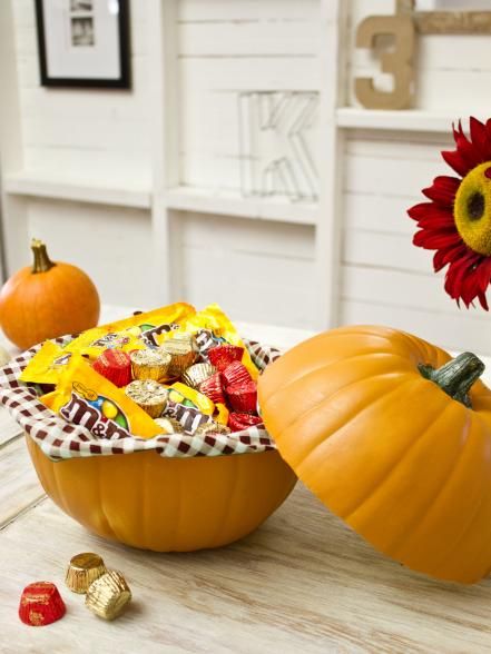 Turn a Pumpkin Into a Candy Dish Handmade Halloween Decorations, Diy Halloween Party, Pumpkin Decorating Ideas, Halloween Party Decor Diy, Table Halloween, Faux Pumpkins, Rustic Crafts, Pumpkin Candy, Halloween Party Diy