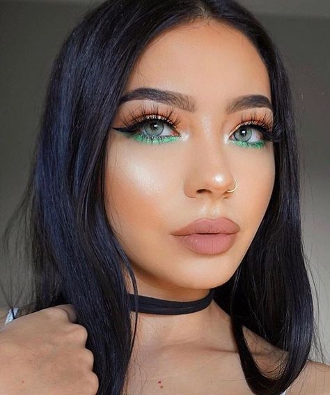 Love a pop of color under the eye #eyemakeup #trends #springmakeup Makeup Verde, Makeup Cantik, Under Eye Makeup, Smink Inspiration, Green Makeup, Beauty Make-up, Makijaż Smokey Eye, Makeup Eye Looks, Makeup Hacks