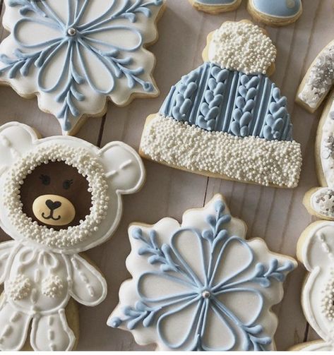 Snowflake Sugar Cookie, Winter Themed Cookies, Winter Wonderland Cookies Decorated, Winter Theme Cookies, Snowflake Cookies Decorated, Cookie Decorating Snowflake, Winter Cookies Aesthetic, Winter Cookies, Winter Wonderland Cookies Birthday