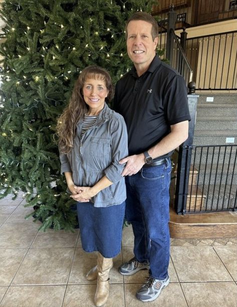 Michelle Duggar has made her long-awaited return to social media. But her controversial husband is still nowhere to be found! Josh Duggar Family, Joy Anna Duggar, Josh Duggar, Jinger Duggar, Pregnancy Progression, Expecting Twins, Duggar Family, Bates Family, Wife And Kids