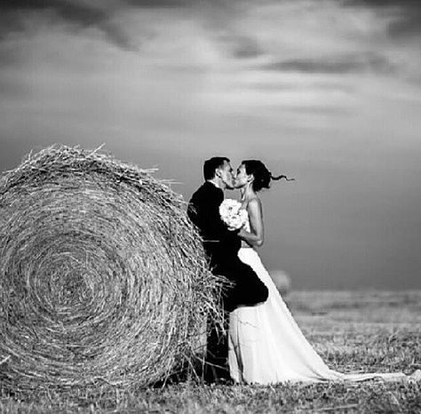 Wedding pictures <3 Hay Bale Wedding, Farm Wedding Photos, Wedding Bridesmaids Dresses Blue, Outdoor Wedding Photos, Shot List, Wedding Shot, Candid Wedding Photos, Hay Bales, Beautiful Wedding Photos