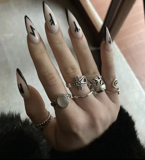 Stiletto rune anelli Witch Nails Acrylic Long, Esoteric Nail Art, Nordic Nail Design, Runic Nail Art, Runes Nail Art, Rune Nail Designs, Norse Nail Art, Occult Nail Art, Nails With Runes